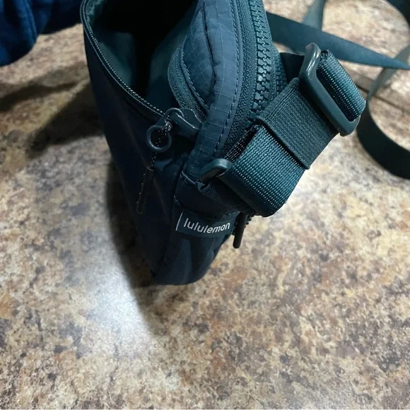 Lululemon Multi-Pocket Crossbody Bag 2.5L - Teal - Picture 9 of 12